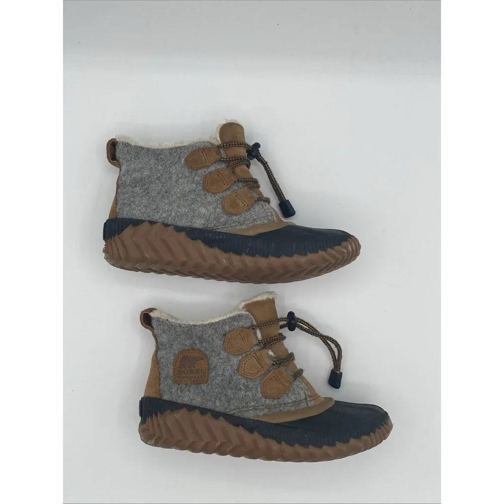Sorel Out N About Plus Conquest Kids Size 2 Waterproof Winter Boots Quarry Gray